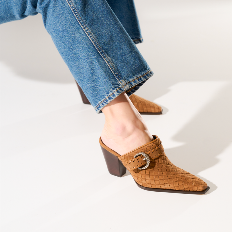 Mule em Tressê de Camurça Caramelo de Salto Médio – Artesania e