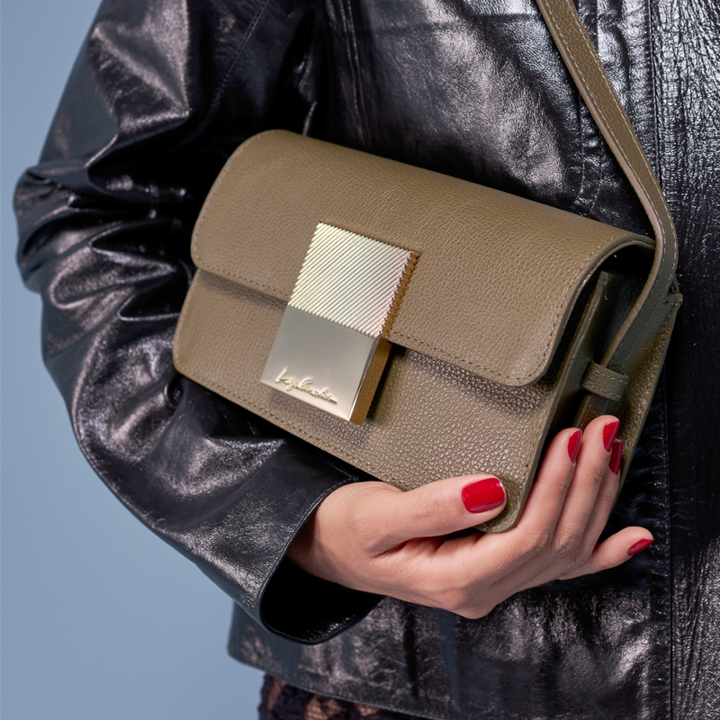 Bolsa com Fechamento de Placa LB em Couro Verde Tomilho de Alça