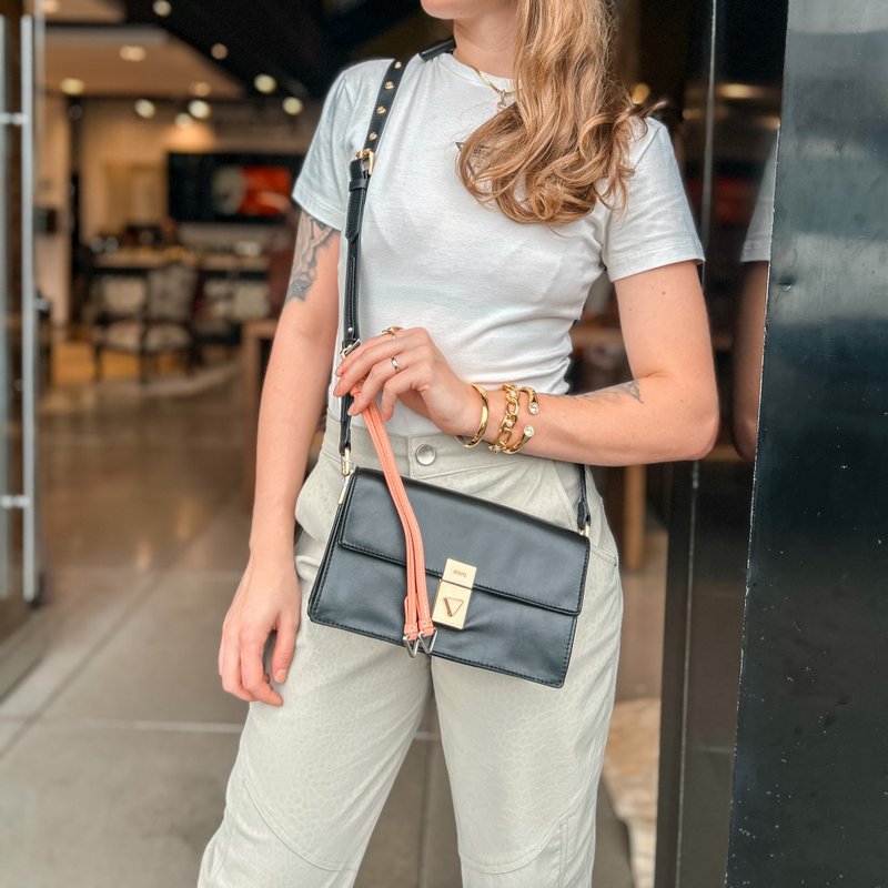 Bolsa Tiracolo The Coolest Bag Couro Preta – Versatilidade e