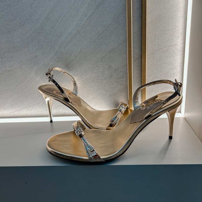 Sandália Schutz Aurora Sling Couro Dourada – Brilho Sofisticado