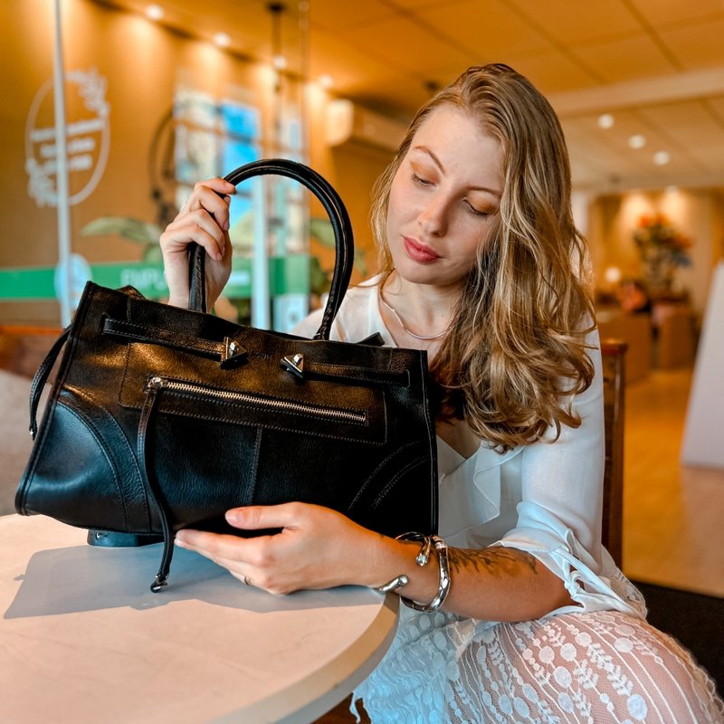 MAMU 【LEATHER BOA TOTE 】ブラック　ノベルティ付き Bolsa Tote Média Brat Couro Preta – Elegância e Praticidade