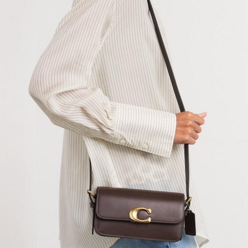 Bolsa Coach Zoe Shoulder Marrom – Elegância Clássica com Design