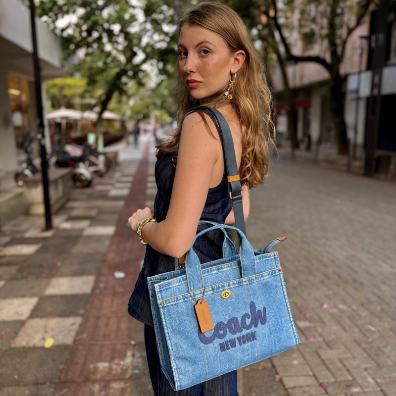 そ*り様 COACH Tie-Dye Denim Cargo Tote Bolsa Coach Cargo Tote Denim Azul – Estilo Moderno e Despojado