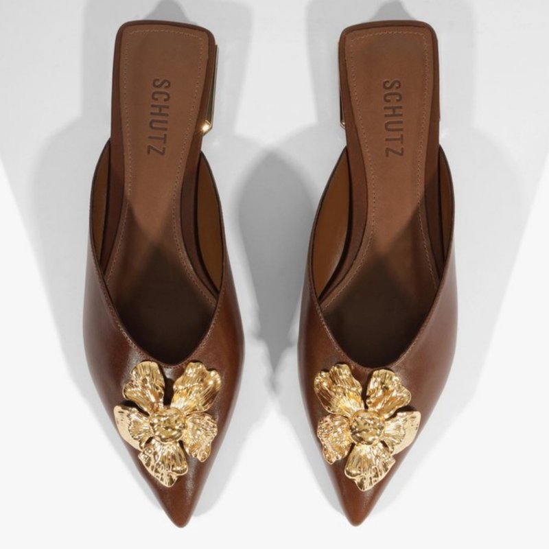 Mule Rasteira Schutz Flora Couro Marrom – Conforto e Estilo
